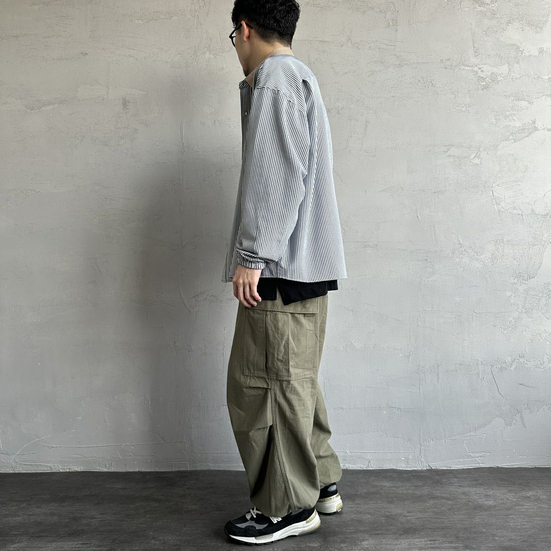UNIVERSAL OVERALL [ユニバーサルオーバーオール] 別注 ビッグシルエットパジャマシャツ [U2511100IN-JF] BLK SUCKER &&モデル身長：168cm 着用サイズ：M&&