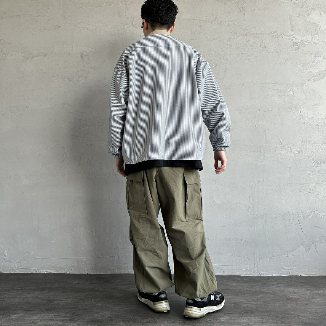 UNIVERSAL OVERALL [ユニバーサルオーバーオール] 別注 ビッグシルエットパジャマシャツ [U2511100IN-JF] BLK SUCKER &&モデル身長：168cm 着用サイズ：M&&