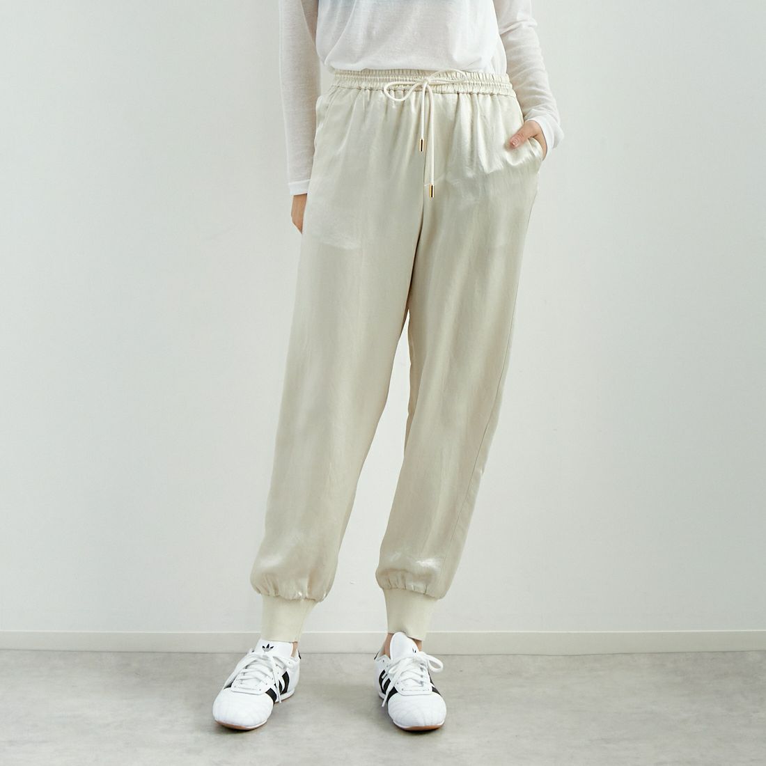 MICA&DEAL [マイカアンドディール] サテンリブパンツ [0125103025] L/BEIGE &&モデル身長：167cm 着用サイズ：F&&