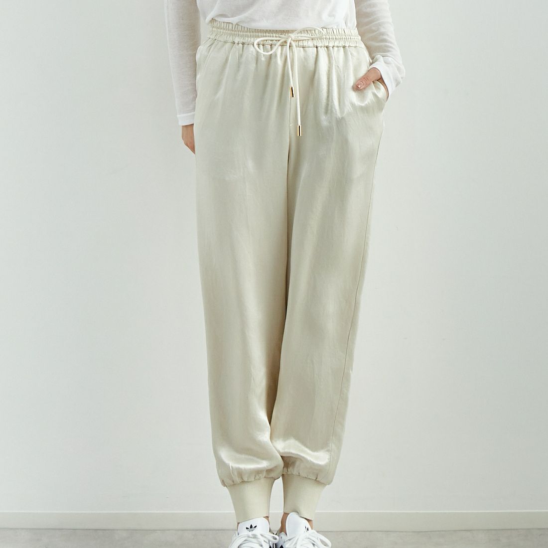 MICA&DEAL [マイカアンドディール] サテンリブパンツ [0125103025] L/BEIGE &&モデル身長：167cm 着用サイズ：F&&