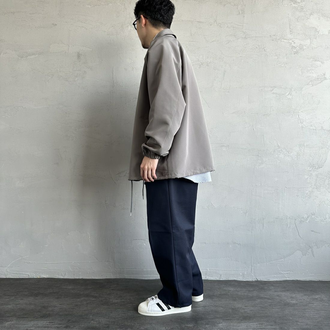 UNIVERSAL OVERALL [ユニバーサルオーバーオール] 別注 コーチジャケット [U2511422IN-JF] GRAY &&モデル身長：168cm 着用サイズ：L&&