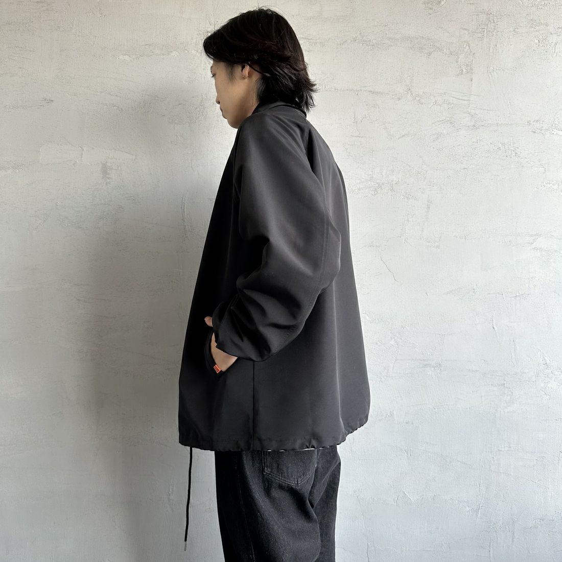 UNIVERSAL OVERALL [ユニバーサルオーバーオール] 別注 コーチジャケット [U2511422IN-JF] BLACK &&モデル身長：179cm 着用サイズ：L&&