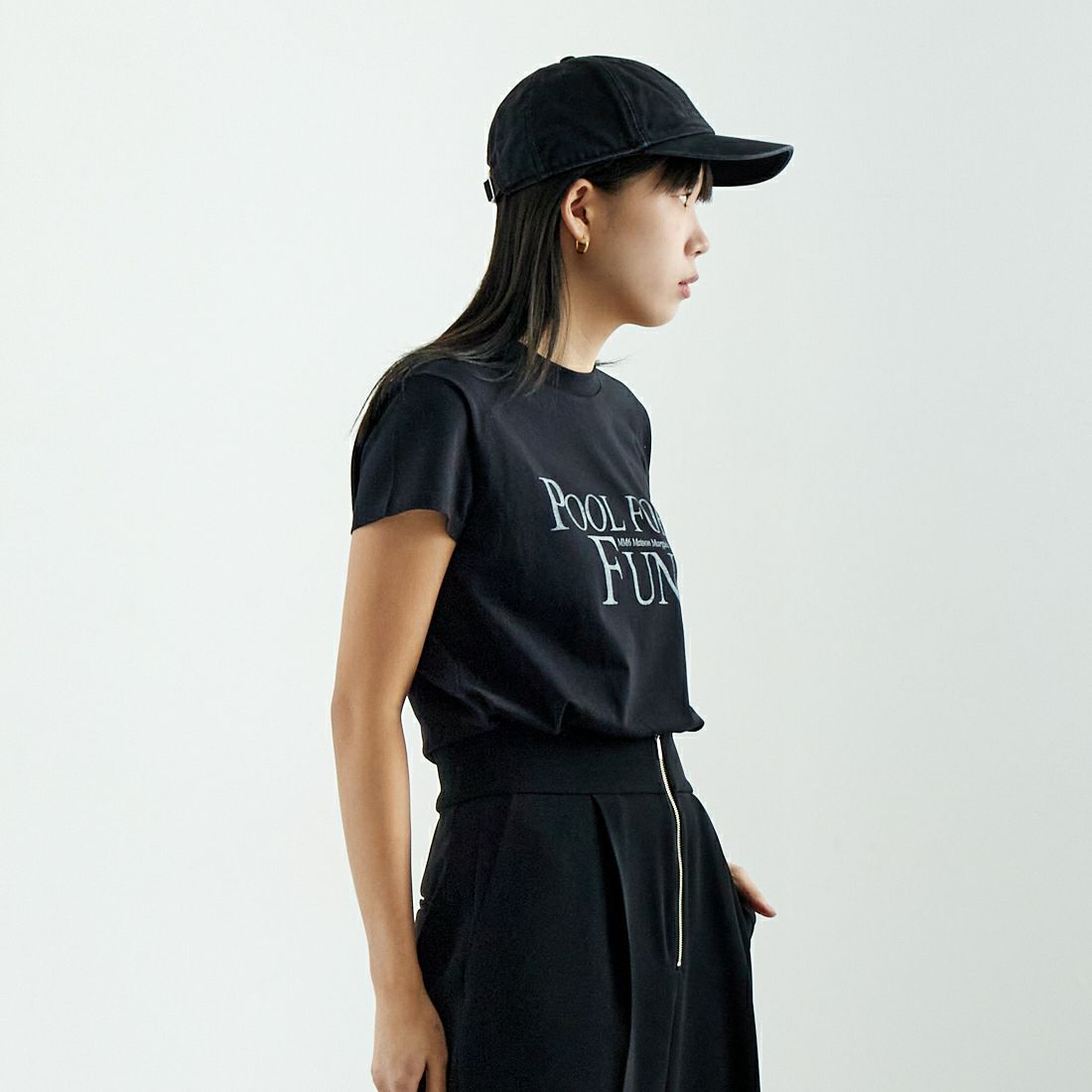 MM6 Maison Margiela [エムエムシックス メゾン マルジェラ] ショートスリーブロゴTシャツ [S52GC0339-S24312] 900 BLACK &&モデル身長：167cm 着用サイズ：S&&