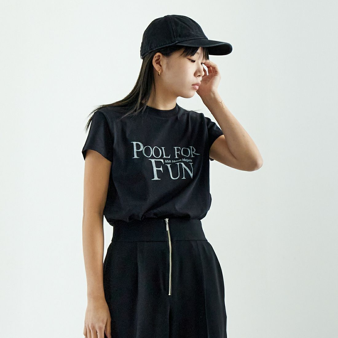 MM6 Maison Margiela [エムエムシックス メゾン マルジェラ] ショートスリーブロゴTシャツ [S52GC0339-S24312] 900 BLACK &&モデル身長：167cm 着用サイズ：S&&