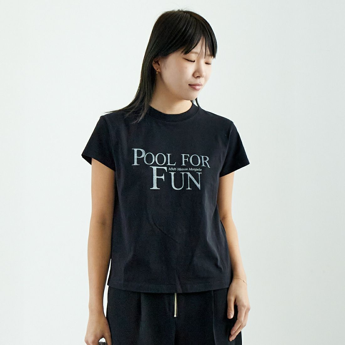 MM6 Maison Margiela [エムエムシックス メゾン マルジェラ] ショートスリーブロゴTシャツ [S52GC0339-S24312] 900 BLACK &&モデル身長：167cm 着用サイズ：S&&