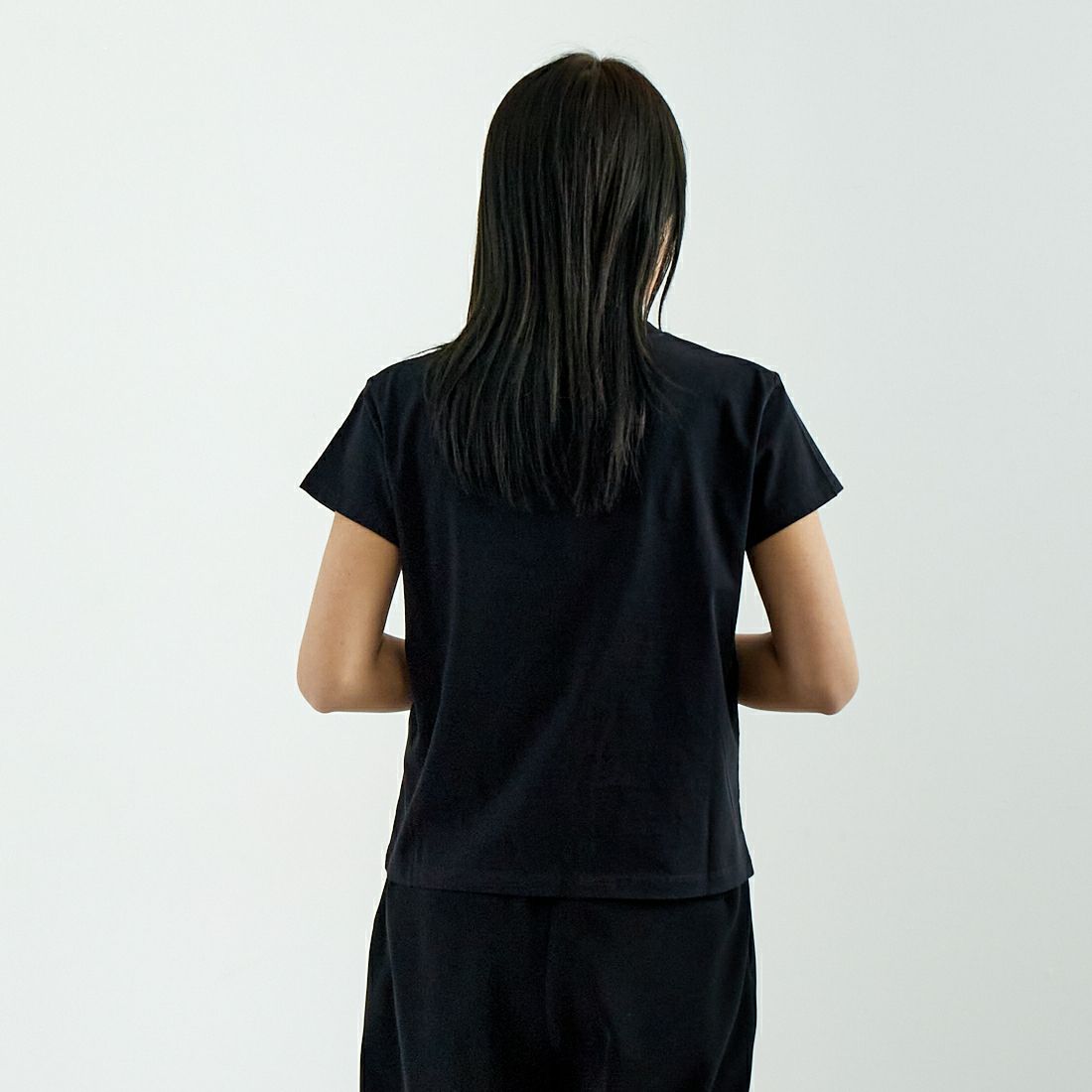 MM6 Maison Margiela [エムエムシックス メゾン マルジェラ] ショートスリーブロゴTシャツ [S52GC0339-S24312] 900 BLACK &&モデル身長：167cm 着用サイズ：S&&