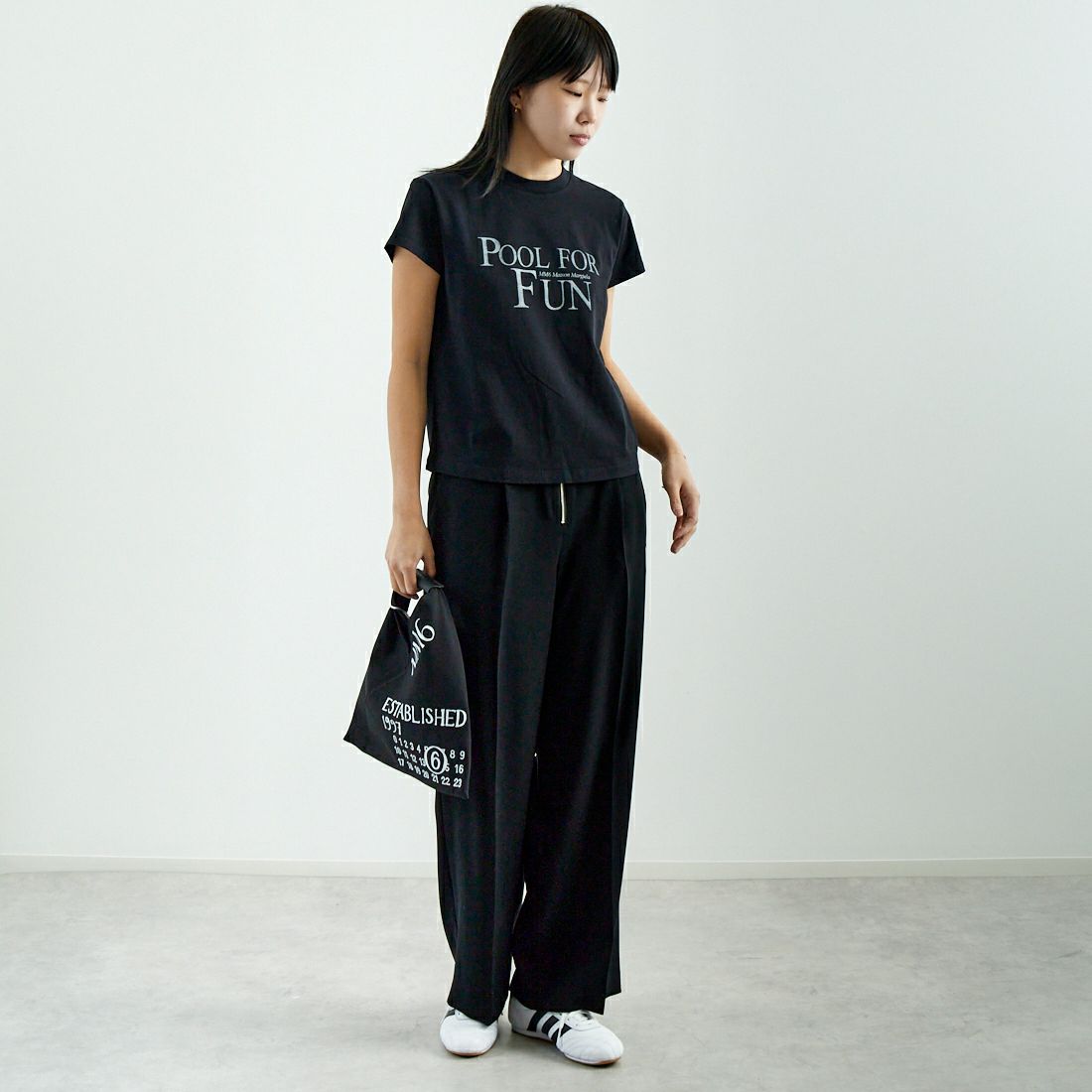 MM6 Maison Margiela [エムエムシックス メゾン マルジェラ] ショートスリーブロゴTシャツ [S52GC0339-S24312] 900 BLACK &&モデル身長：167cm 着用サイズ：S&&