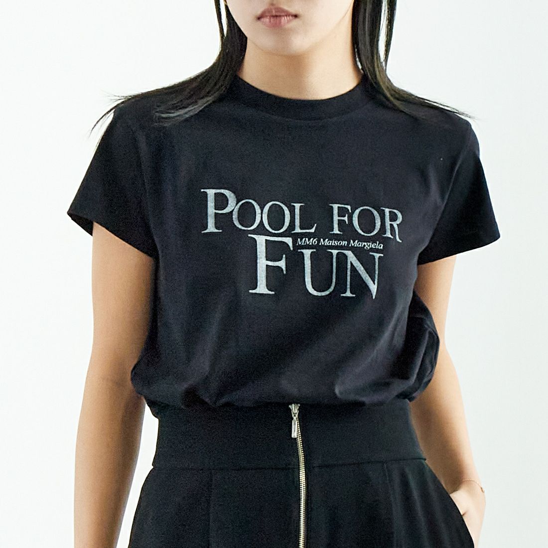 MM6 Maison Margiela [エムエムシックス メゾン マルジェラ] ショートスリーブロゴTシャツ [S52GC0339-S24312] 900 BLACK &&モデル身長：167cm 着用サイズ：S&&