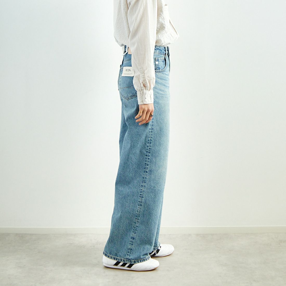 SOMETHING [サムシング] LISA ヴィンテージワイドデニムパンツ [SEA10] 56 L.BLUE &&モデル身長：160cm 着用サイズ：S&&