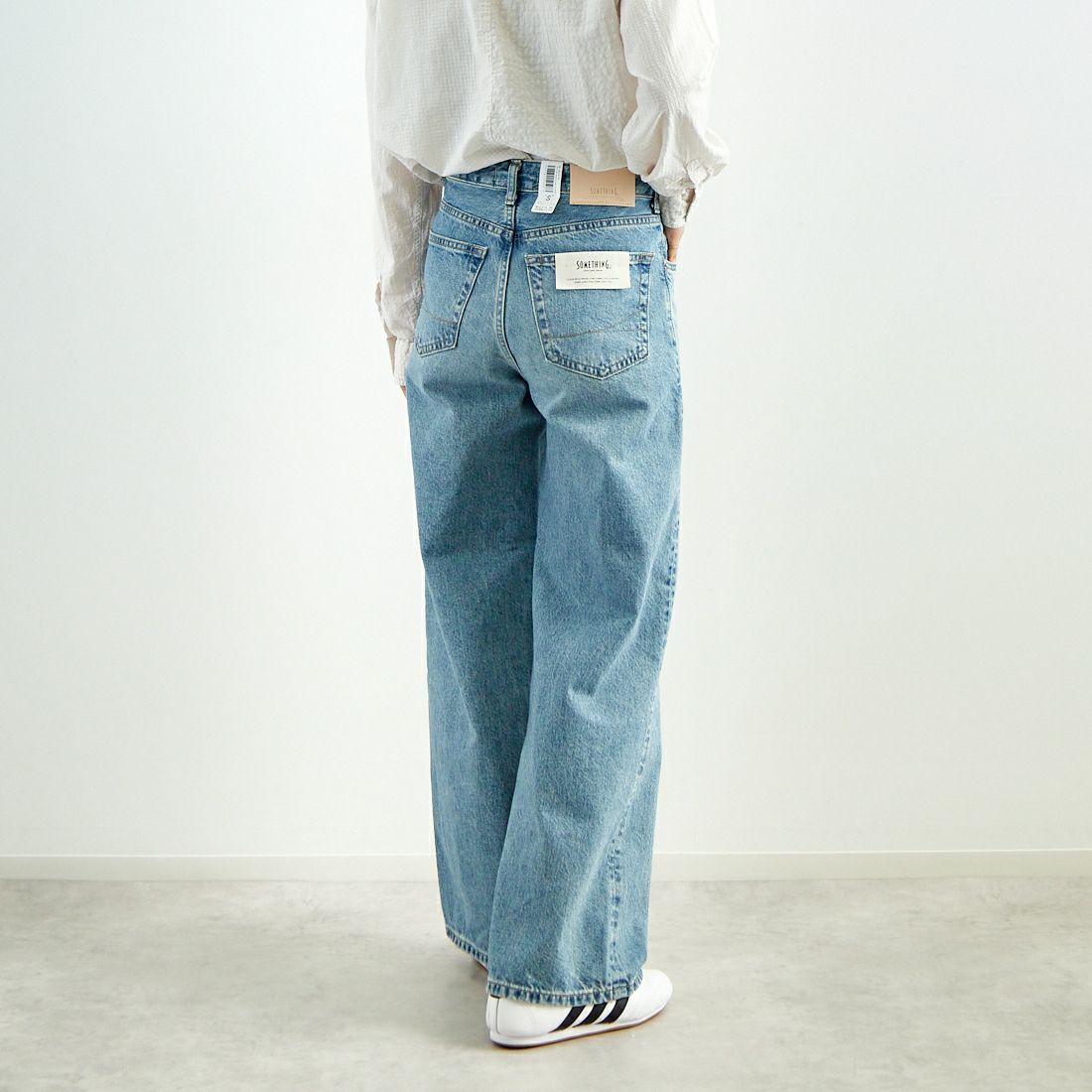 SOMETHING [サムシング] LISA ヴィンテージワイドデニムパンツ [SEA10] 56 L.BLUE &&モデル身長：160cm 着用サイズ：S&&