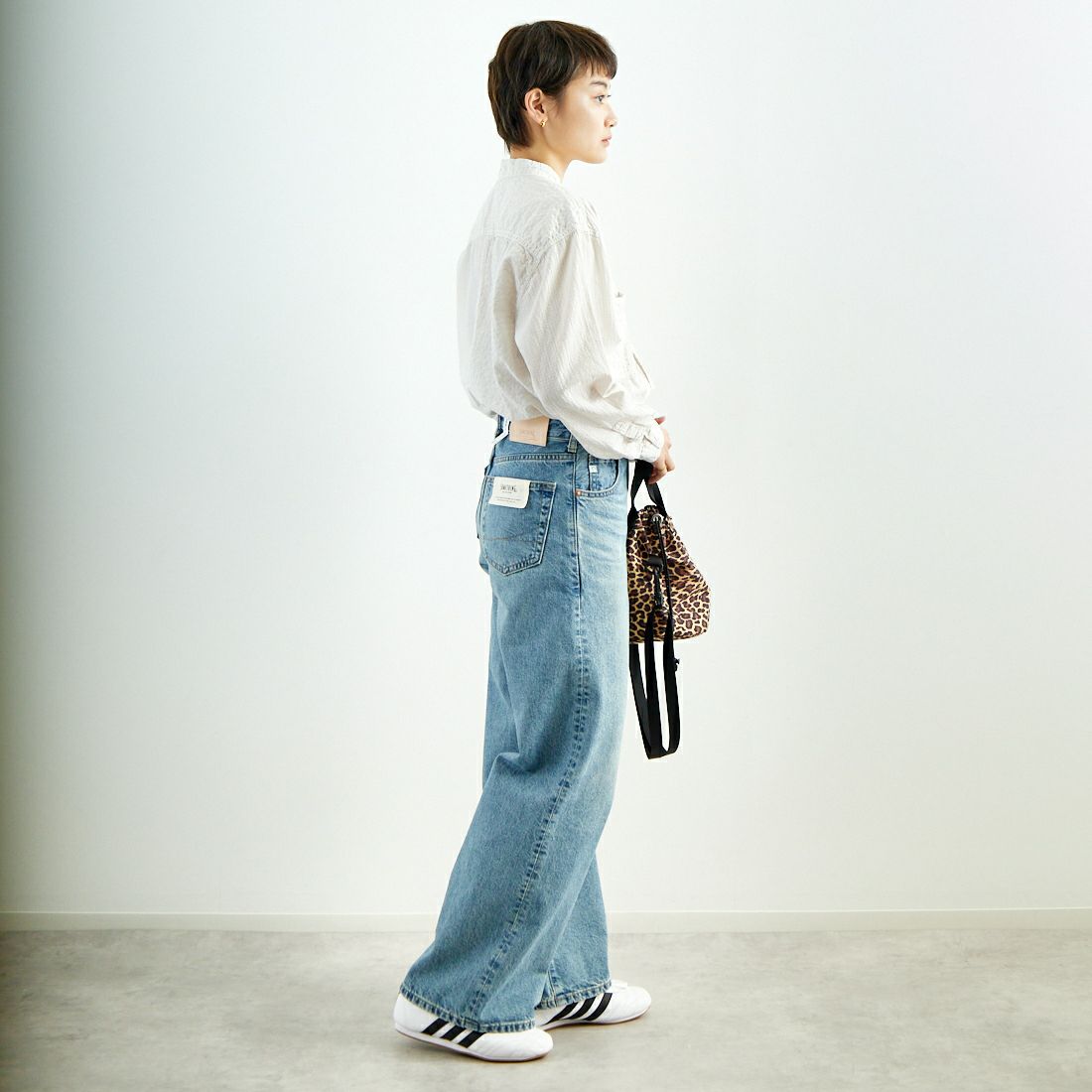 SOMETHING [サムシング] LISA ヴィンテージワイドデニムパンツ [SEA10] 56 L.BLUE &&モデル身長：160cm 着用サイズ：S&&