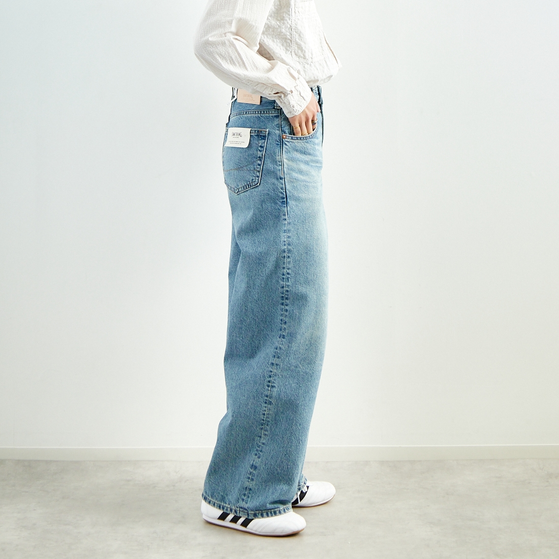 SOMETHING [サムシング] LISA ヴィンテージワイドデニムパンツ [SEA10] 56 L.BLUE &&モデル身長：160cm 着用サイズ：S&&