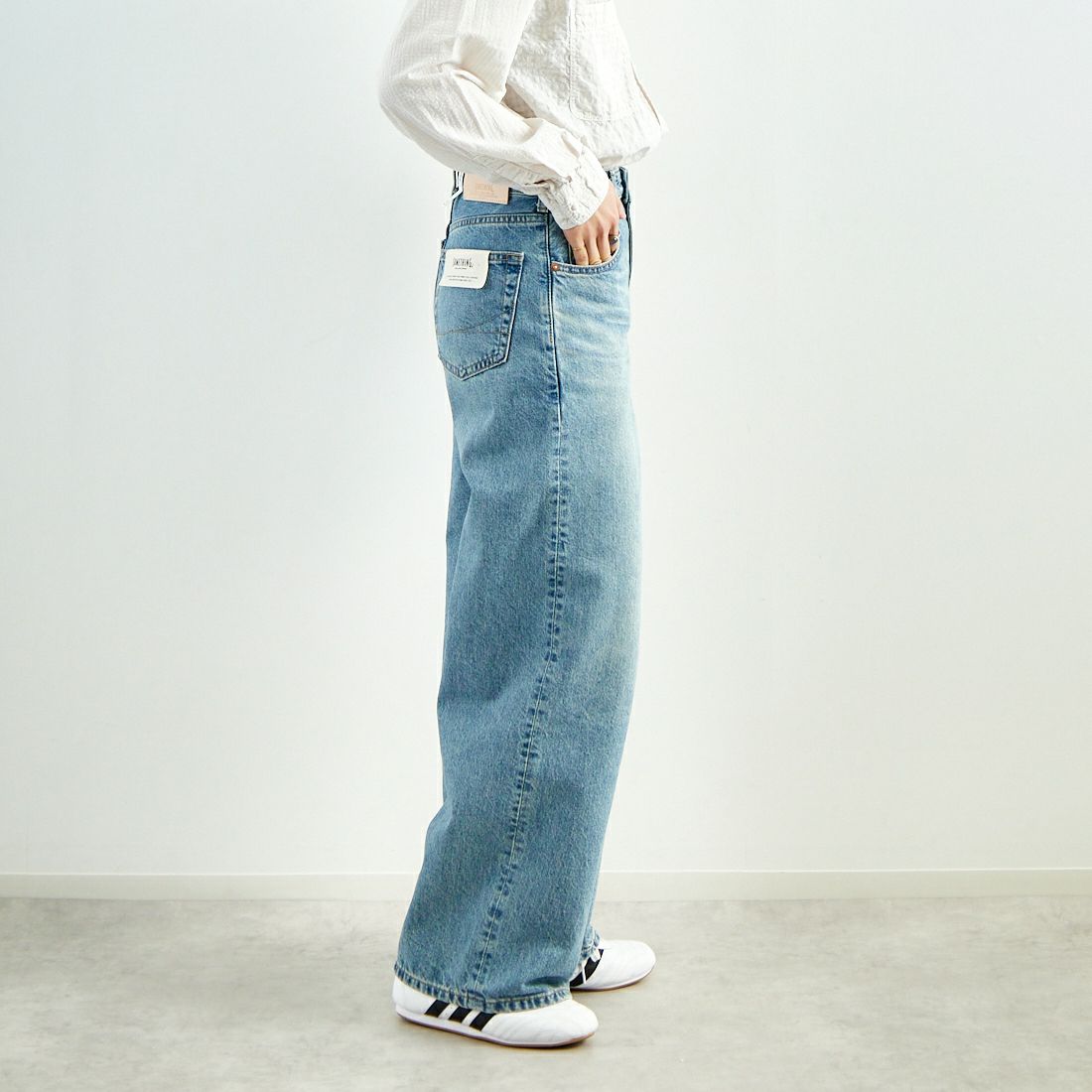 SOMETHING [サムシング] LISA ヴィンテージワイドデニムパンツ [SEA10] 56 L.BLUE &&モデル身長：160cm 着用サイズ：S&&