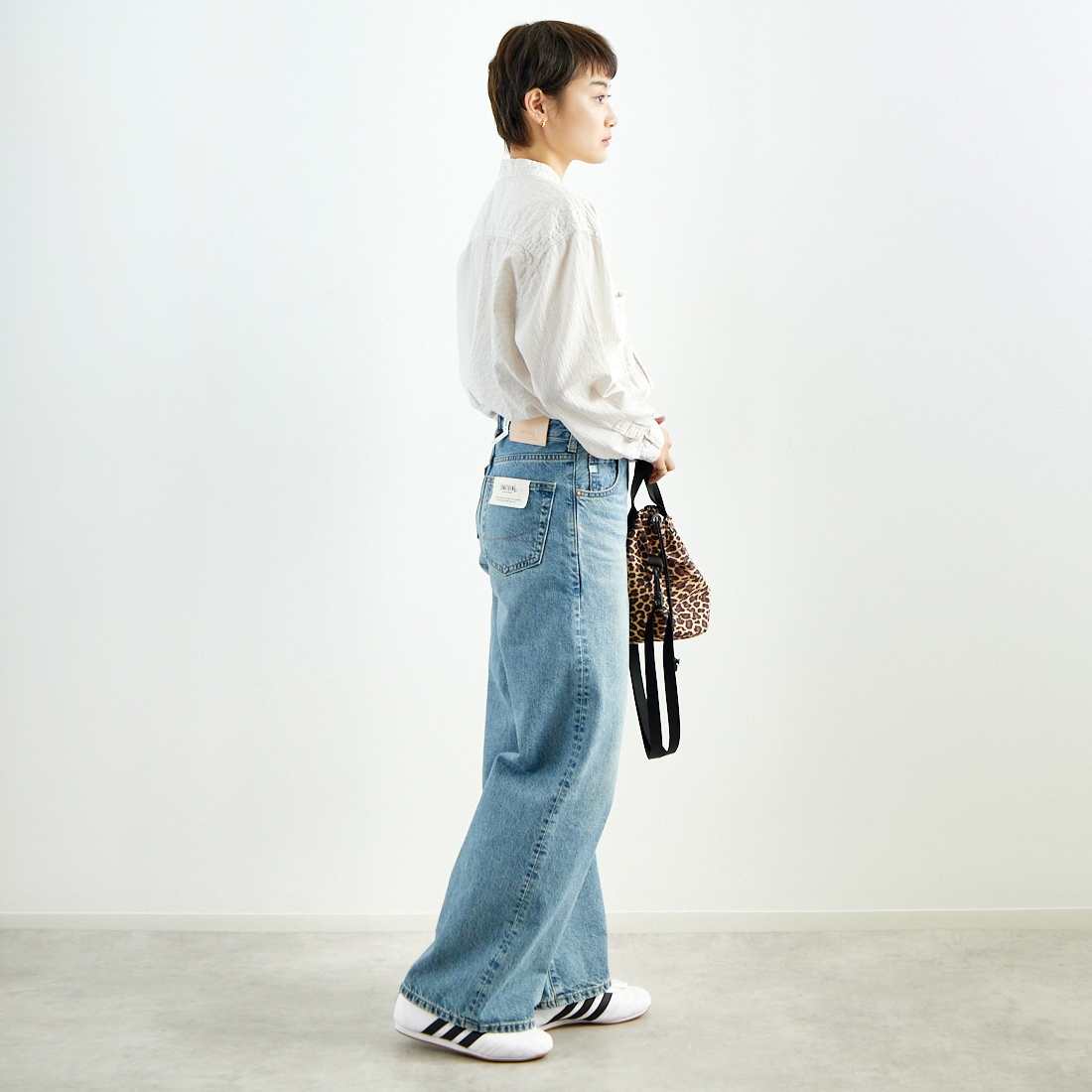 SOMETHING [サムシング] LISA ヴィンテージワイドデニムパンツ [SEA10] 56 L.BLUE &&モデル身長：160cm 着用サイズ：S&&