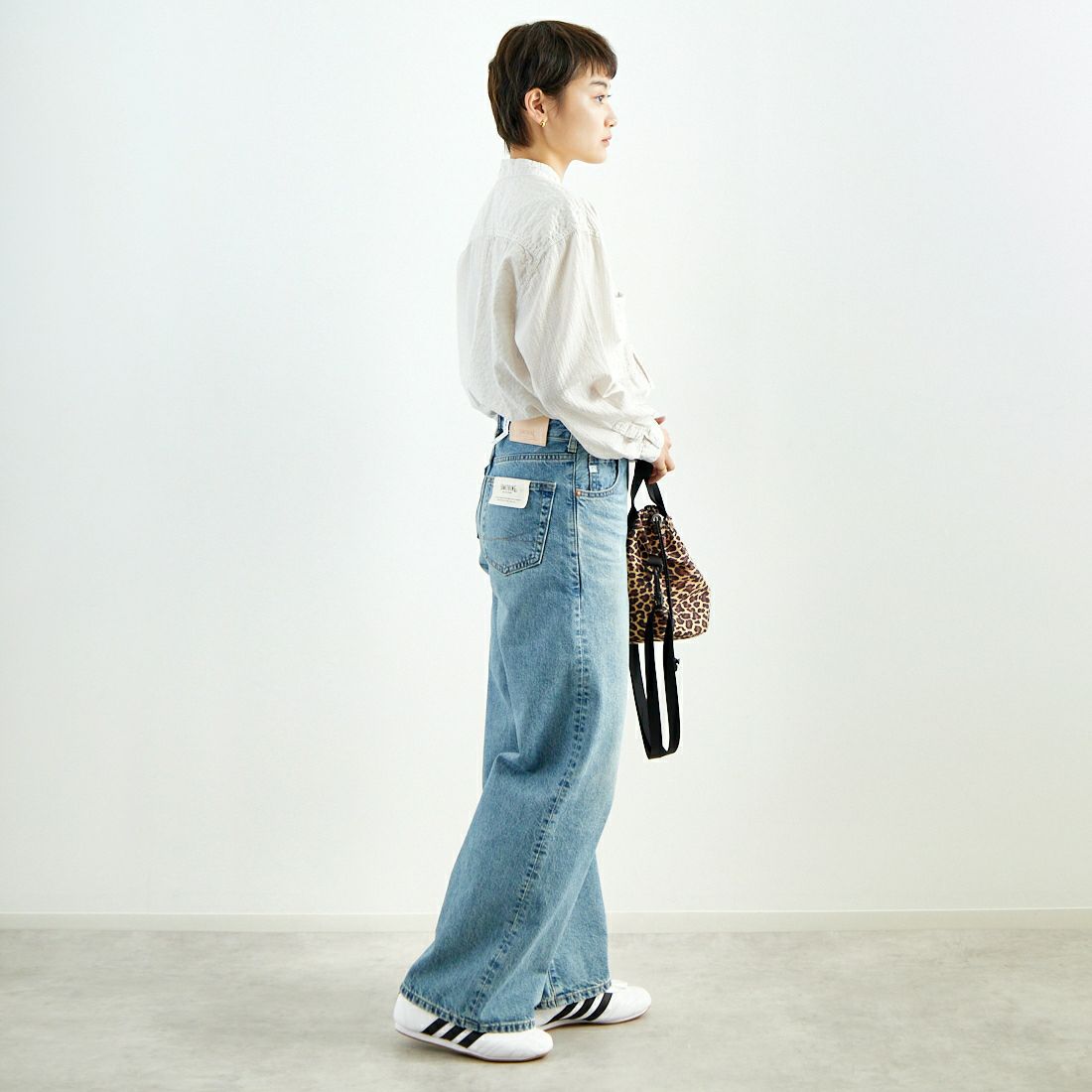 SOMETHING [サムシング] LISA ヴィンテージワイドデニムパンツ [SEA10] 56 L.BLUE &&モデル身長：160cm 着用サイズ：S&&