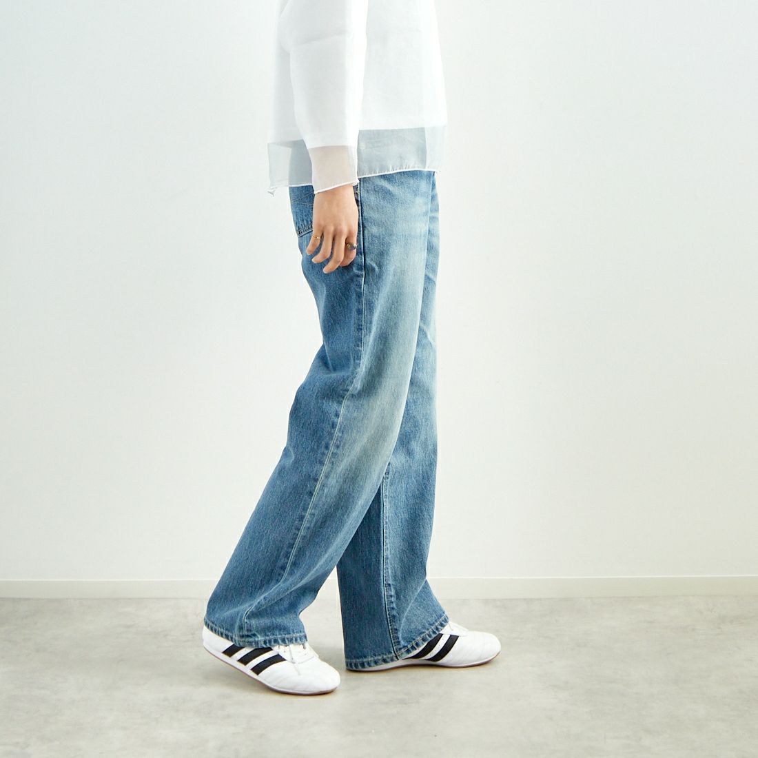 SOMETHING [サムシング] ドレスアップストレートデニムパンツ [SA1003] 66 L.BLUE &&モデル身長：160cm 着用サイズ：S&&