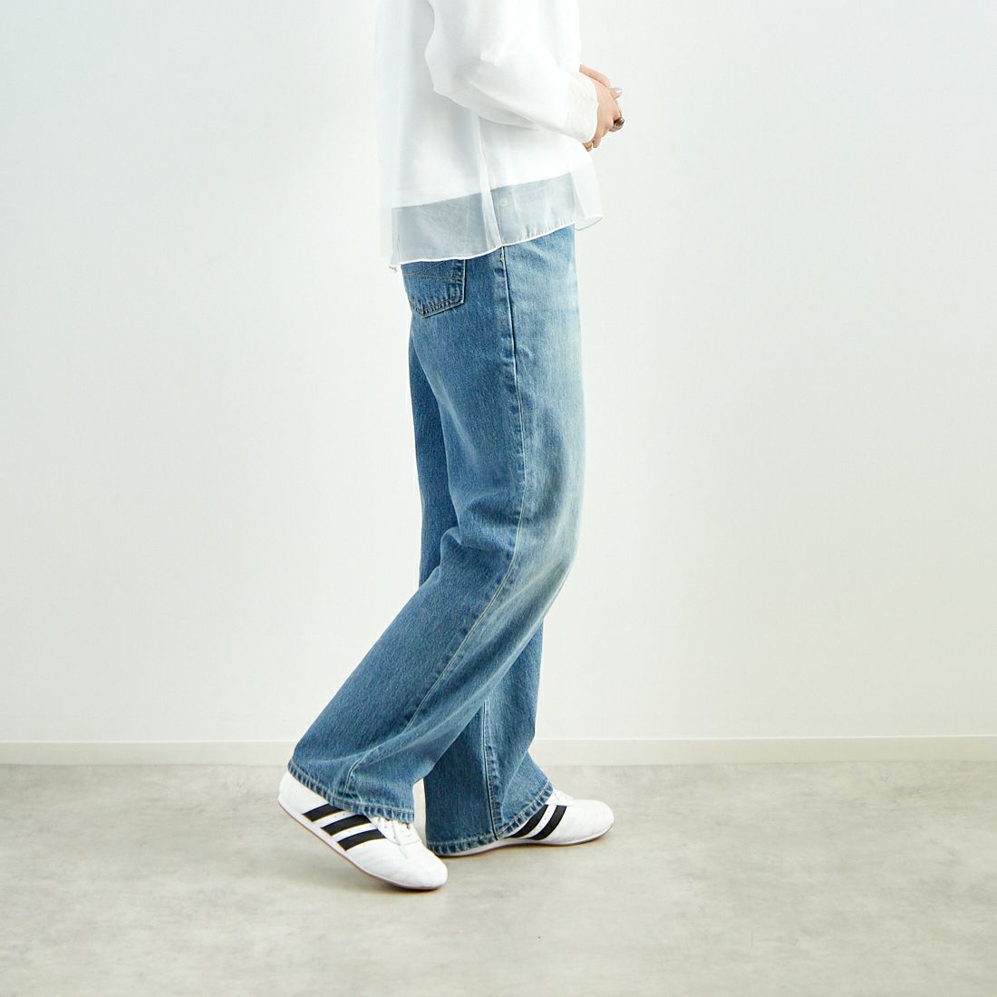 SOMETHING [サムシング] ドレスアップストレートデニムパンツ [SA1003] 66 L.BLUE &&モデル身長：160cm 着用サイズ：S&&