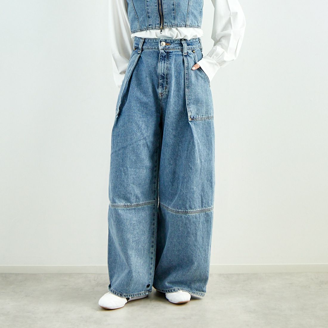 SOMETHING [サムシング] タックバルーンワイドデニムパンツ [SA1009] 94 L.BLUE &&モデル身長：160cm 着用サイズ：S&&