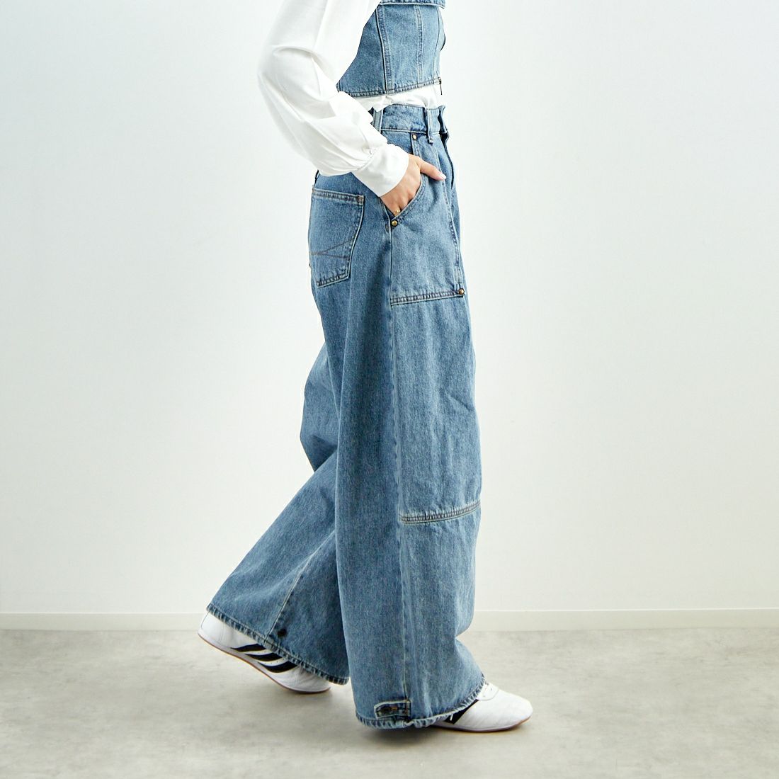 SOMETHING [サムシング] タックバルーンワイドデニムパンツ [SA1009] 94 L.BLUE &&モデル身長：160cm 着用サイズ：S&&