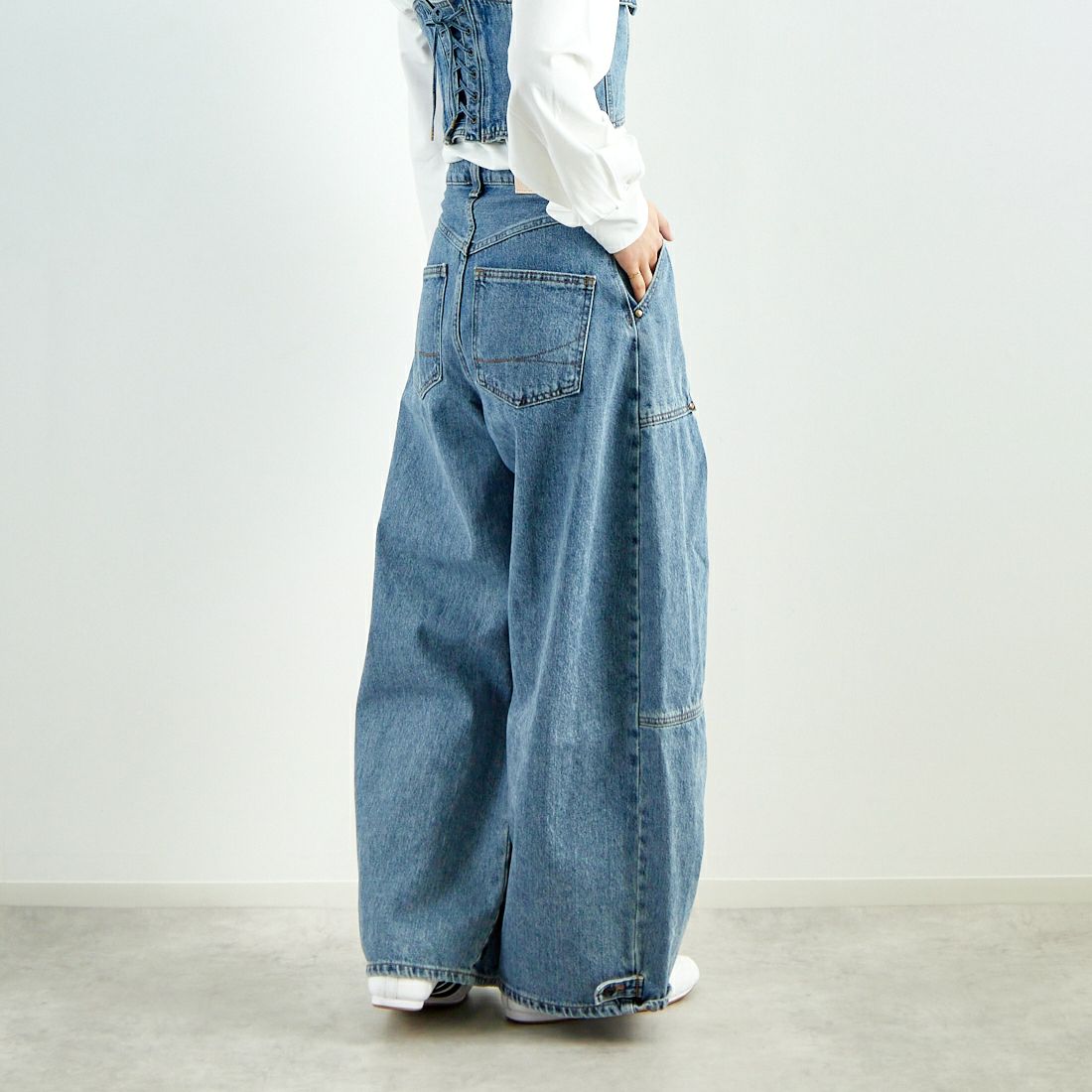 SOMETHING [サムシング] タックバルーンワイドデニムパンツ [SA1009] 94 L.BLUE &&モデル身長：160cm 着用サイズ：S&&