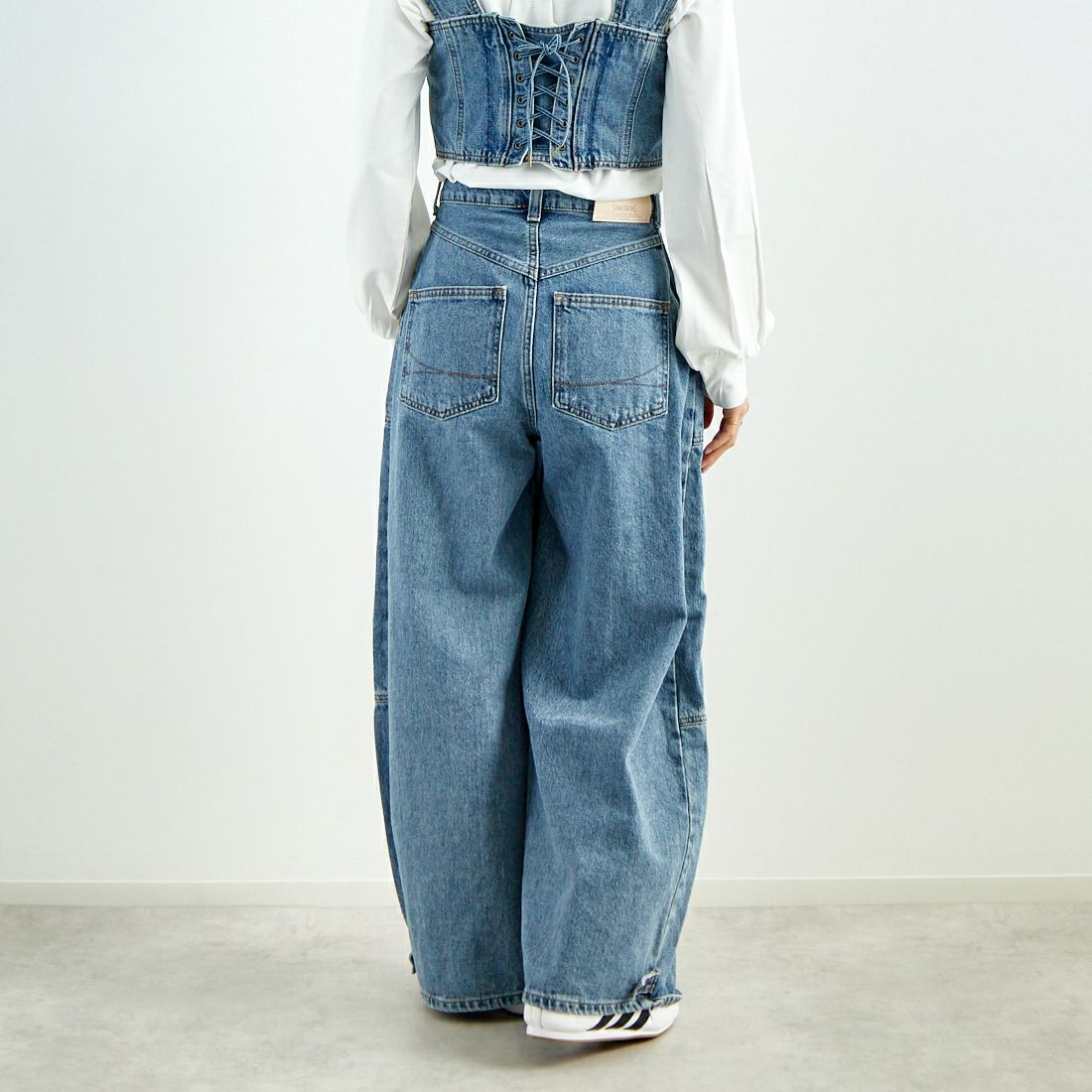 SOMETHING [サムシング] タックバルーンワイドデニムパンツ [SA1009] 94 L.BLUE &&モデル身長：160cm 着用サイズ：S&&
