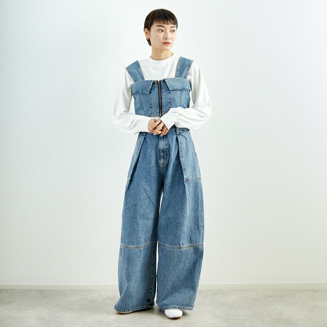 SOMETHING [サムシング] タックバルーンワイドデニムパンツ [SA1009] 94 L.BLUE &&モデル身長：160cm 着用サイズ：S&&