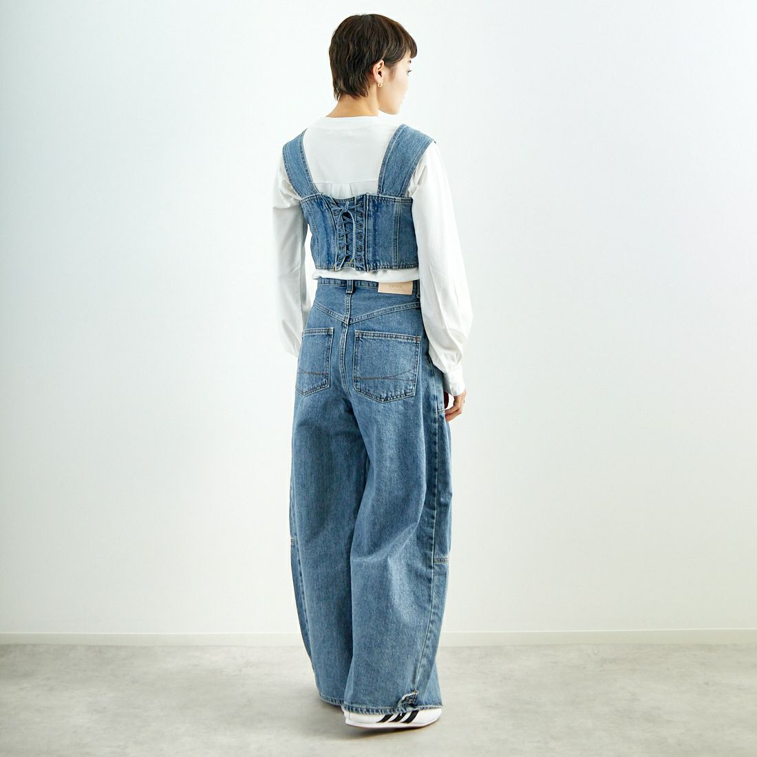 SOMETHING [サムシング] タックバルーンワイドデニムパンツ [SA1009] 94 L.BLUE &&モデル身長：160cm 着用サイズ：S&&