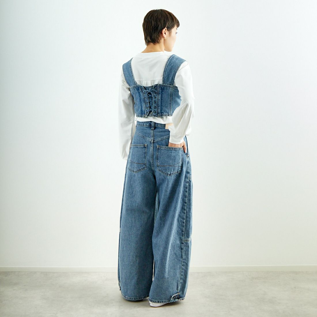 SOMETHING [サムシング] タックバルーンワイドデニムパンツ [SA1009] 94 L.BLUE &&モデル身長：160cm 着用サイズ：S&&