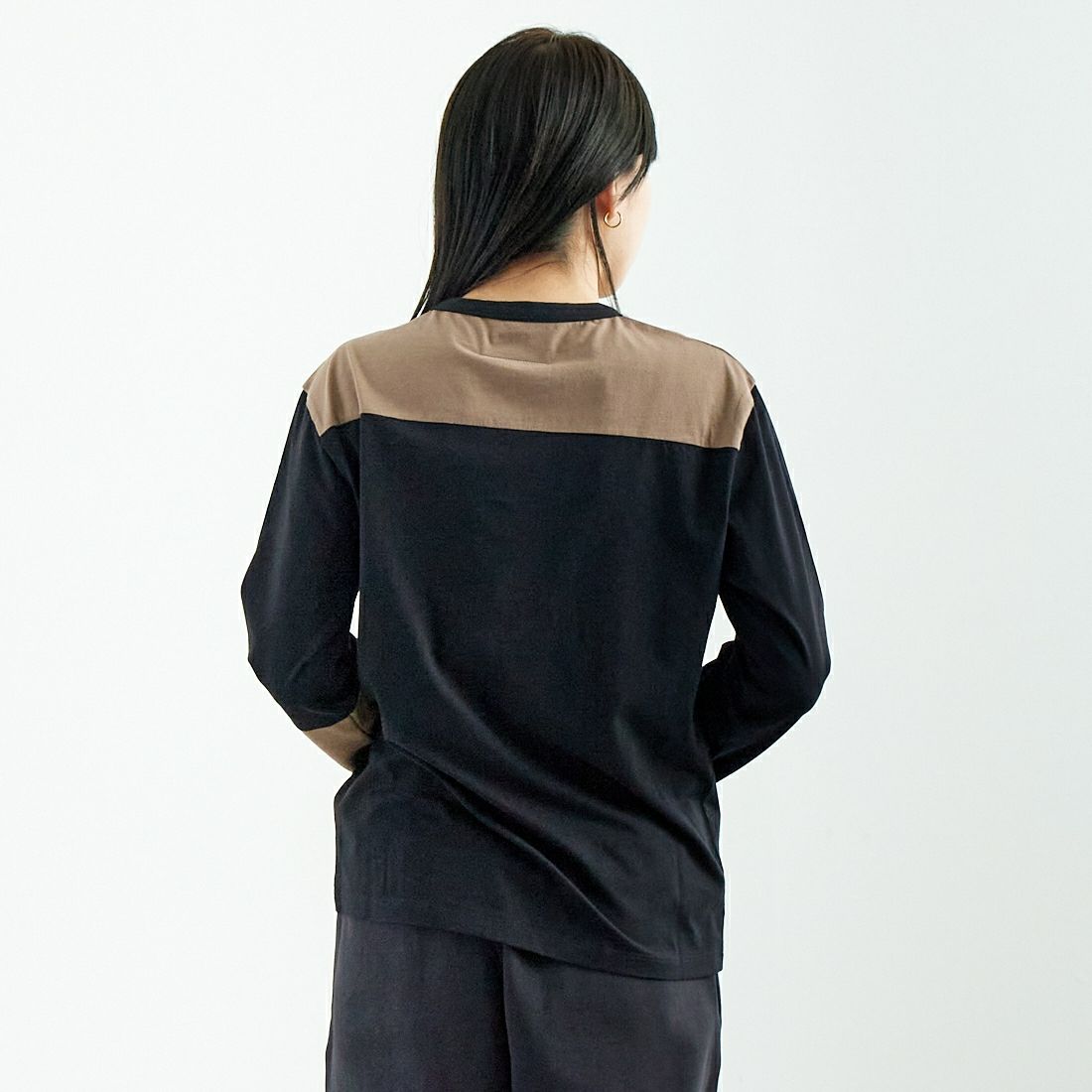 MM6 Maison Margiela [エムエムシックス メゾン マルジェラ] ロングスリーブパネル切替Tシャツ [SH0NH0010-S24312] 900 BLACK &&モデル身長：167cm 着用サイズ：XS&&