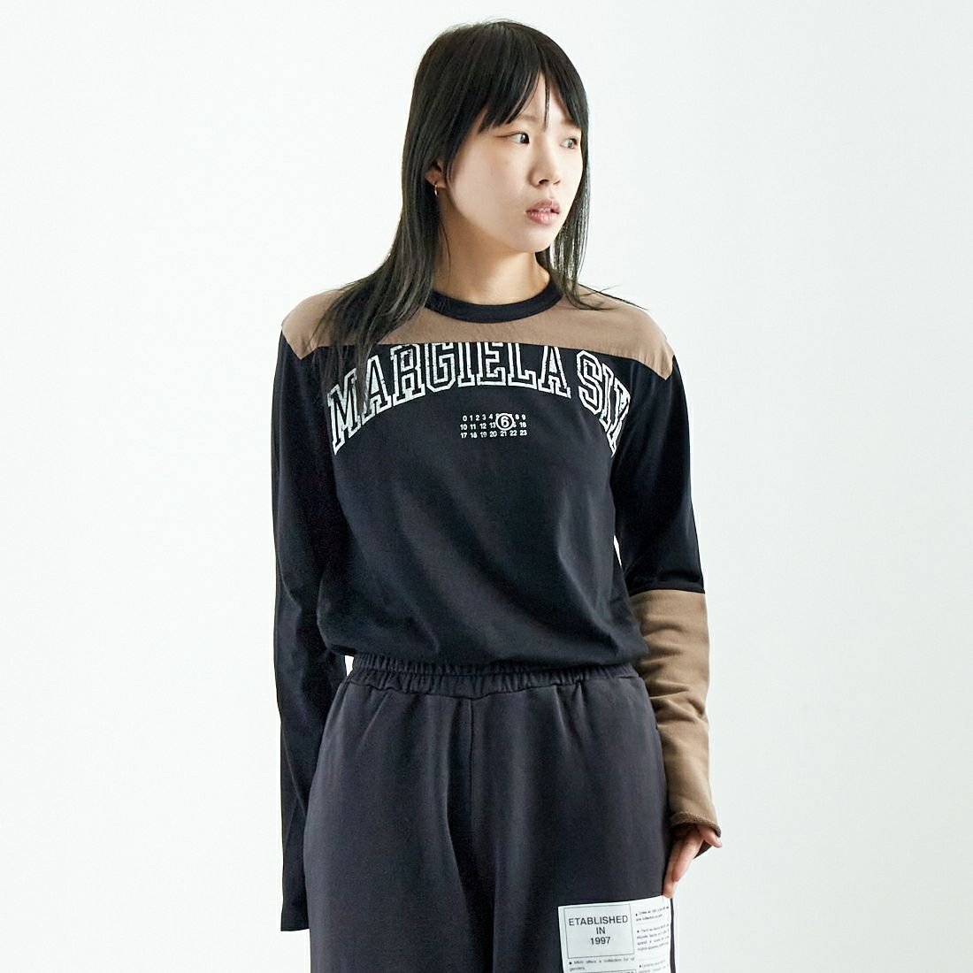 MM6 Maison Margiela [エムエムシックス メゾン マルジェラ] ロングスリーブパネル切替Tシャツ [SH0NH0010-S24312] 900 BLACK &&モデル身長：167cm 着用サイズ：XS&&