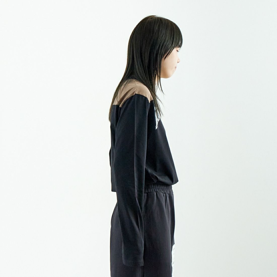 MM6 Maison Margiela [エムエムシックス メゾン マルジェラ] ロングスリーブパネル切替Tシャツ [SH0NH0010-S24312] 900 BLACK &&モデル身長：167cm 着用サイズ：XS&&