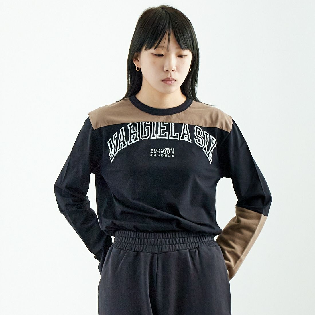 MM6 Maison Margiela [エムエムシックス メゾン マルジェラ] ロングスリーブパネル切替Tシャツ [SH0NH0010-S24312] 900 BLACK &&モデル身長：167cm 着用サイズ：XS&&