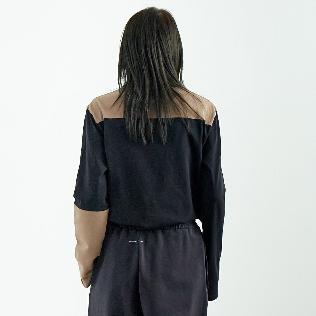 MM6 Maison Margiela [エムエムシックス メゾン マルジェラ] ロングスリーブパネル切替Tシャツ [SH0NH0010-S24312] 900 BLACK &&モデル身長：167cm 着用サイズ：XS&&