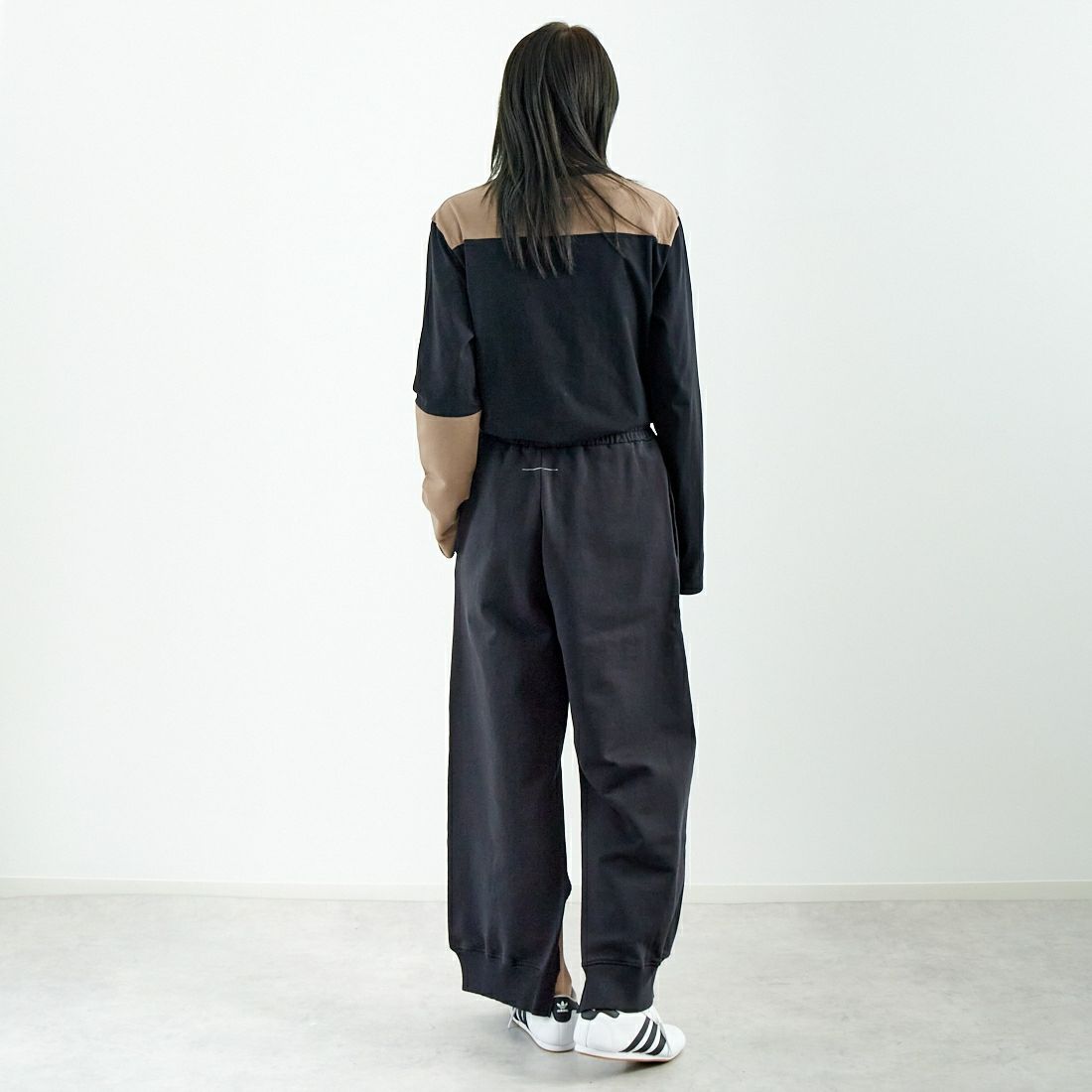 MM6 Maison Margiela [エムエムシックス メゾン マルジェラ] ロングスリーブパネル切替Tシャツ [SH0NH0010-S24312] 900 BLACK &&モデル身長：167cm 着用サイズ：XS&&