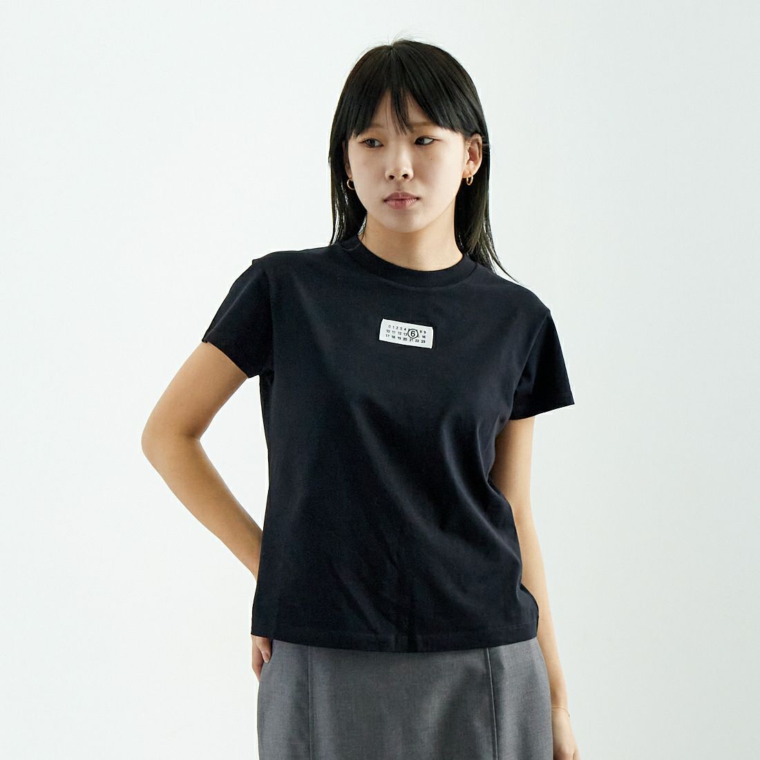 MM6 Maison Margiela [エムエムシックス メゾン マルジェラ] パッチロゴTシャツ [S52GC0327-S24312] 900 BLACK &&モデル身長：167cm 着用サイズ：S&&