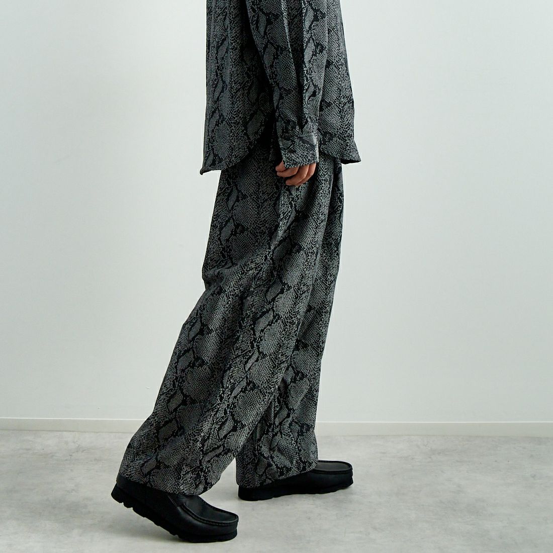 Needles [ニードルズ] パイソンジャガード ヒザデルパンツ [QV104] B GREY &&モデル身長：179cm 着用サイズ：S&&