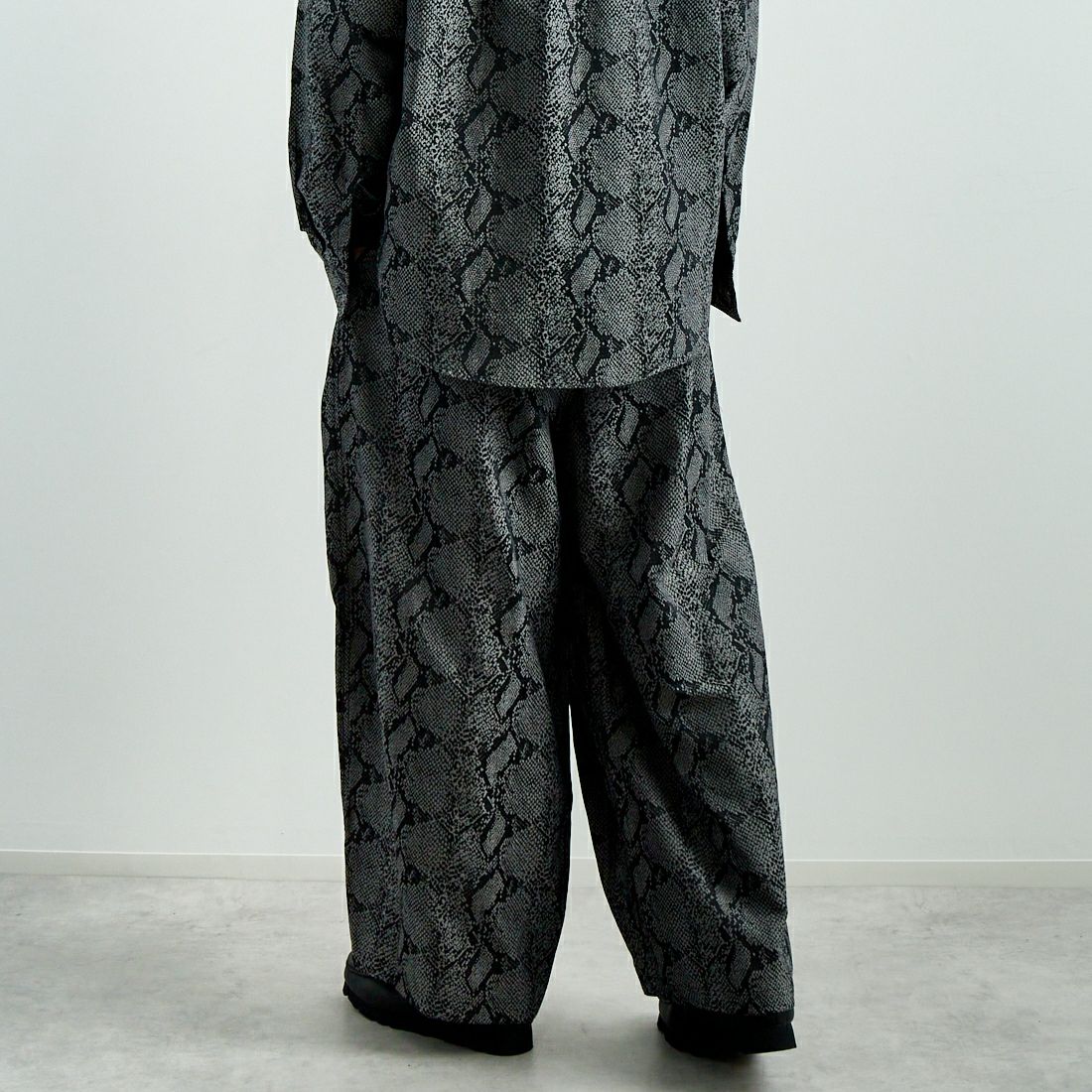 Needles [ニードルズ] パイソンジャガード ヒザデルパンツ [QV104] B GREY &&モデル身長：179cm 着用サイズ：S&&