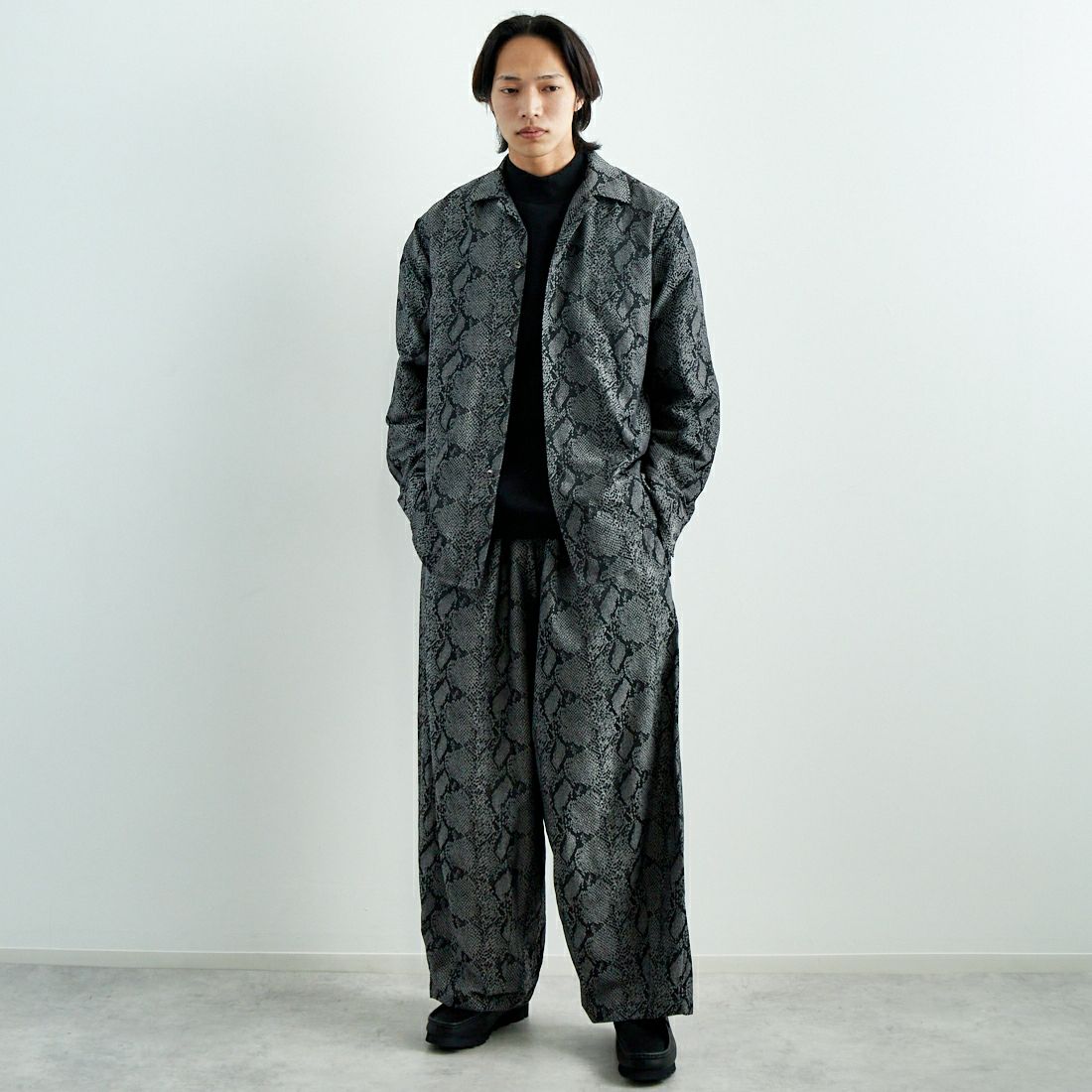 Needles [ニードルズ] パイソンジャガード ヒザデルパンツ [QV104] B GREY &&モデル身長：179cm 着用サイズ：S&&