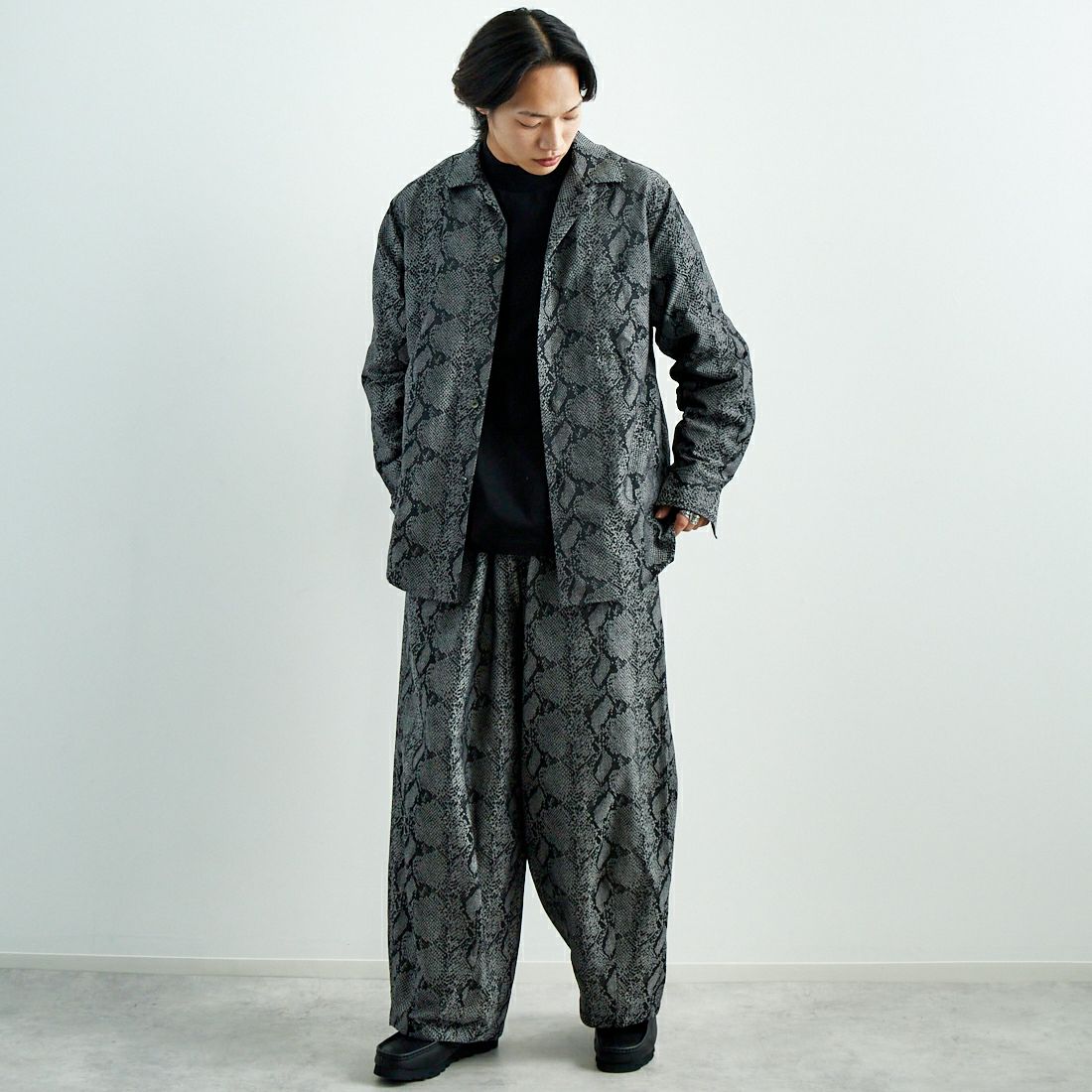 Needles [ニードルズ] パイソンジャガード ヒザデルパンツ [QV104] B GREY &&モデル身長：179cm 着用サイズ：S&&