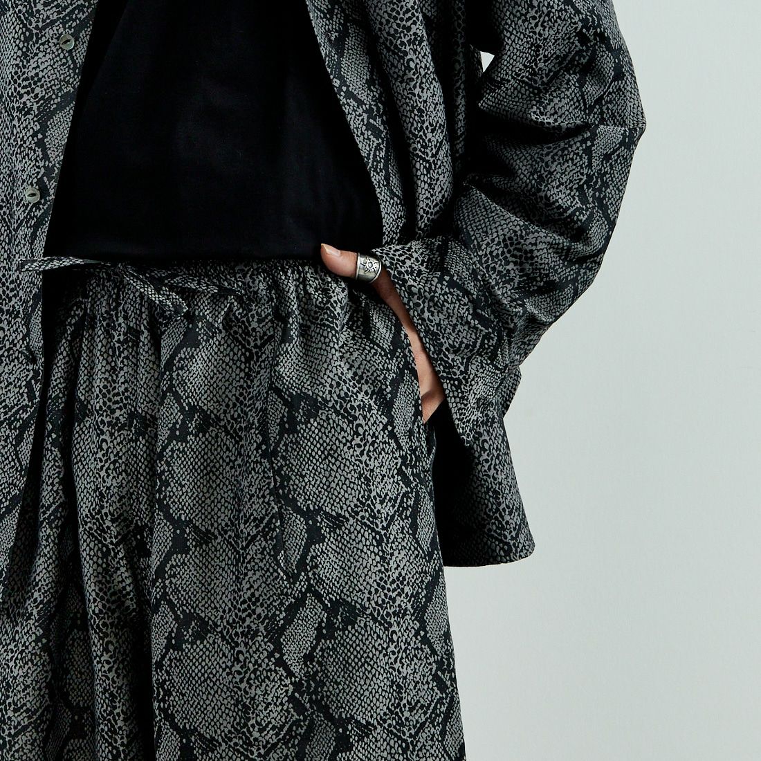 Needles [ニードルズ] パイソンジャガード ヒザデルパンツ [QV104] B GREY &&モデル身長：179cm 着用サイズ：S&&