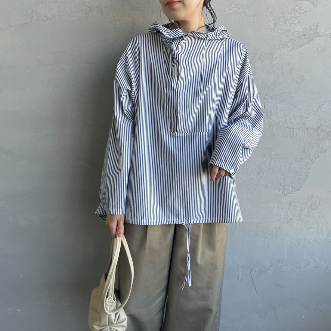 mizuiro ind [ミズイロインド] 別注 ストライプ柄 フード付きプルオーバーシャツブラウス [50040-JF] NAVY&&モデル身長：160cm 着用サイズ：F&&