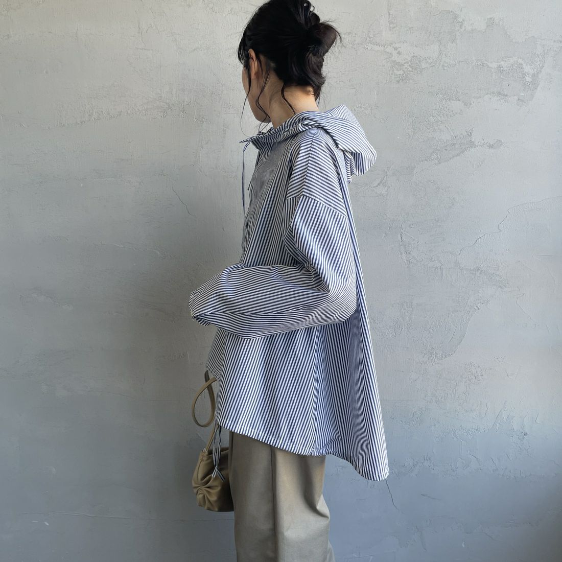 mizuiro ind [ミズイロインド] 別注 ストライプ柄 フード付きプルオーバーシャツブラウス [50040-JF] NAVY&&モデル身長：160cm 着用サイズ：F&&