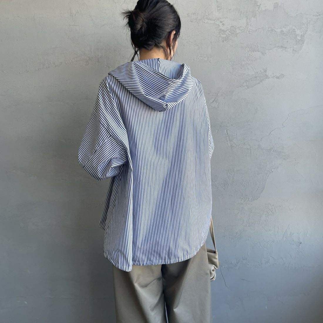 mizuiro ind [ミズイロインド] 別注 ストライプ柄 フード付きプルオーバーシャツブラウス [50040-JF] NAVY&&モデル身長：160cm 着用サイズ：F&&