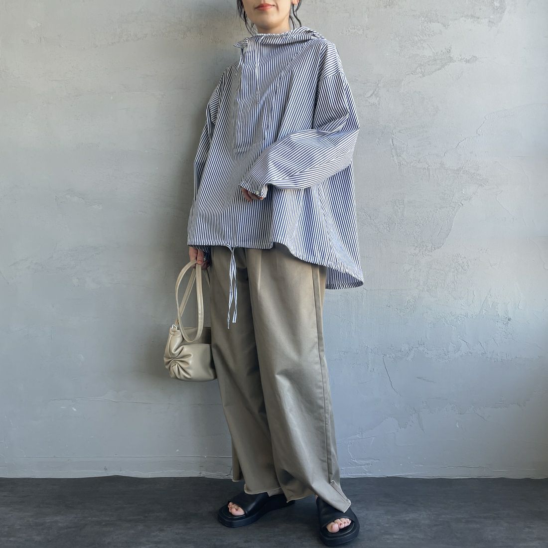 mizuiro ind [ミズイロインド] 別注 ストライプ柄 フード付きプルオーバーシャツブラウス [50040-JF] NAVY&&モデル身長：160cm 着用サイズ：F&&