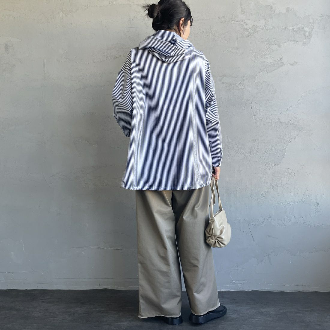mizuiro ind [ミズイロインド] 別注 ストライプ柄 フード付きプルオーバーシャツブラウス [50040-JF] NAVY&&モデル身長：160cm 着用サイズ：F&&