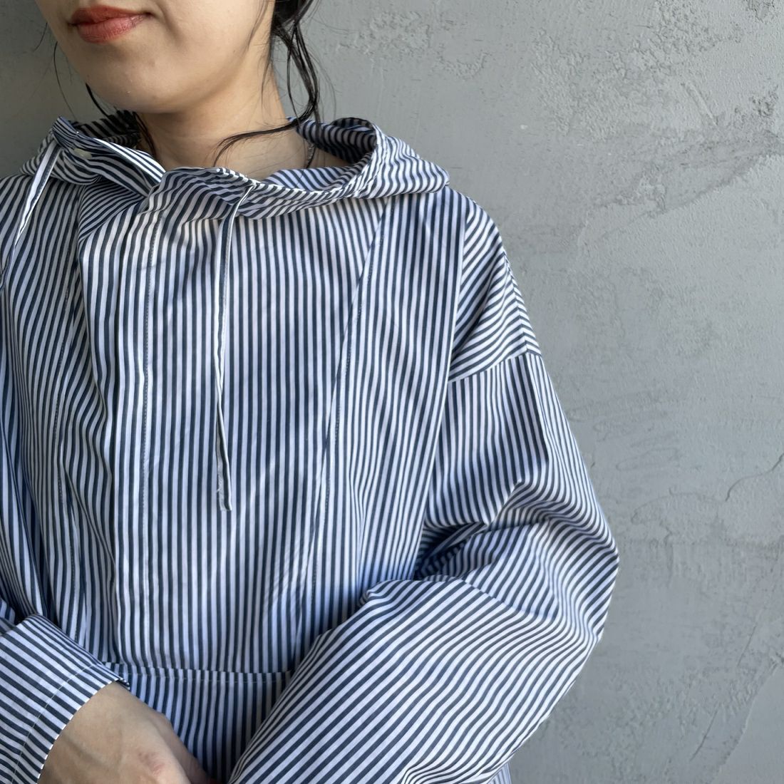 mizuiro ind [ミズイロインド] 別注 ストライプ柄 フード付きプルオーバーシャツブラウス [50040-JF] NAVY