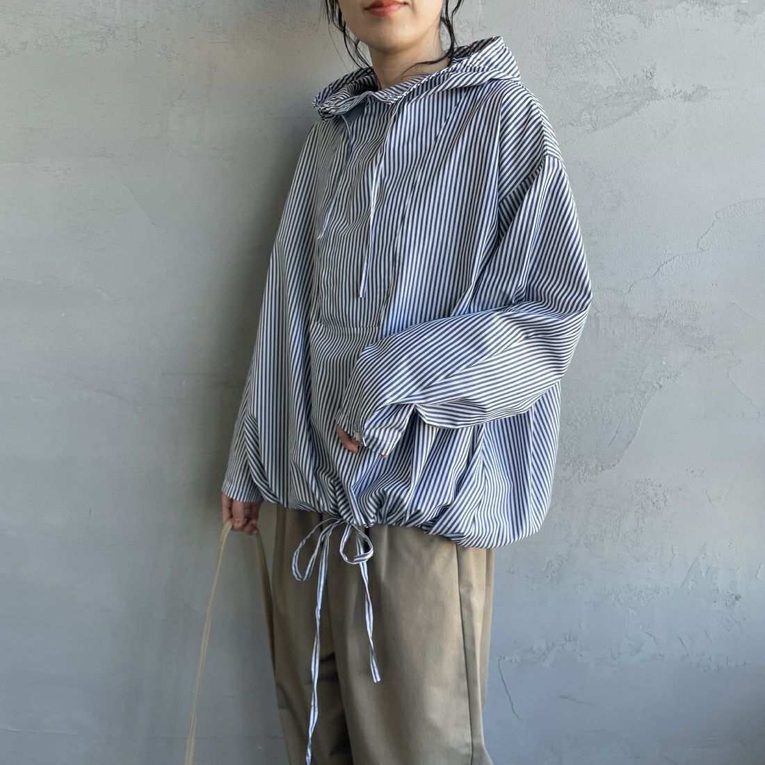 mizuiro ind [ミズイロインド] 別注 ストライプ柄 フード付きプルオーバーシャツブラウス [50040-JF] NAVY&&モデル身長：160cm 着用サイズ：F&&