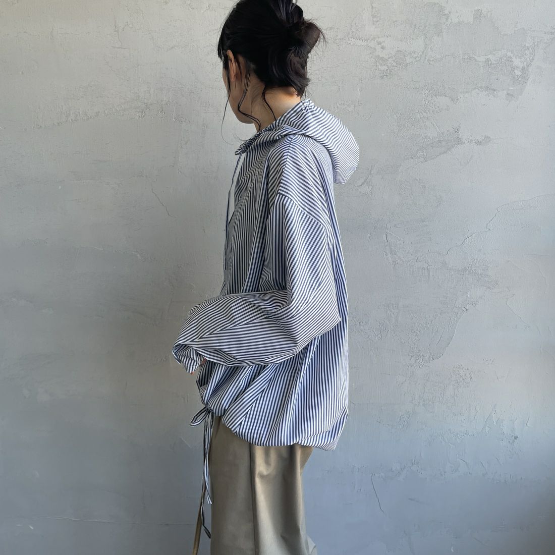 mizuiro ind [ミズイロインド] 別注 ストライプ柄 フード付きプルオーバーシャツブラウス [50040-JF] NAVY&&モデル身長：160cm 着用サイズ：F&&