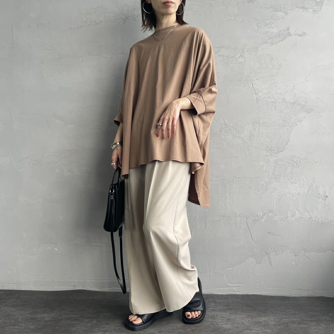 mizuiro ind [ミズイロインド] 別注 ワイドシルエット コクーンTシャツ [50041-JF] CAMEL&&モデル身長：158cm 着用サイズ：F&&