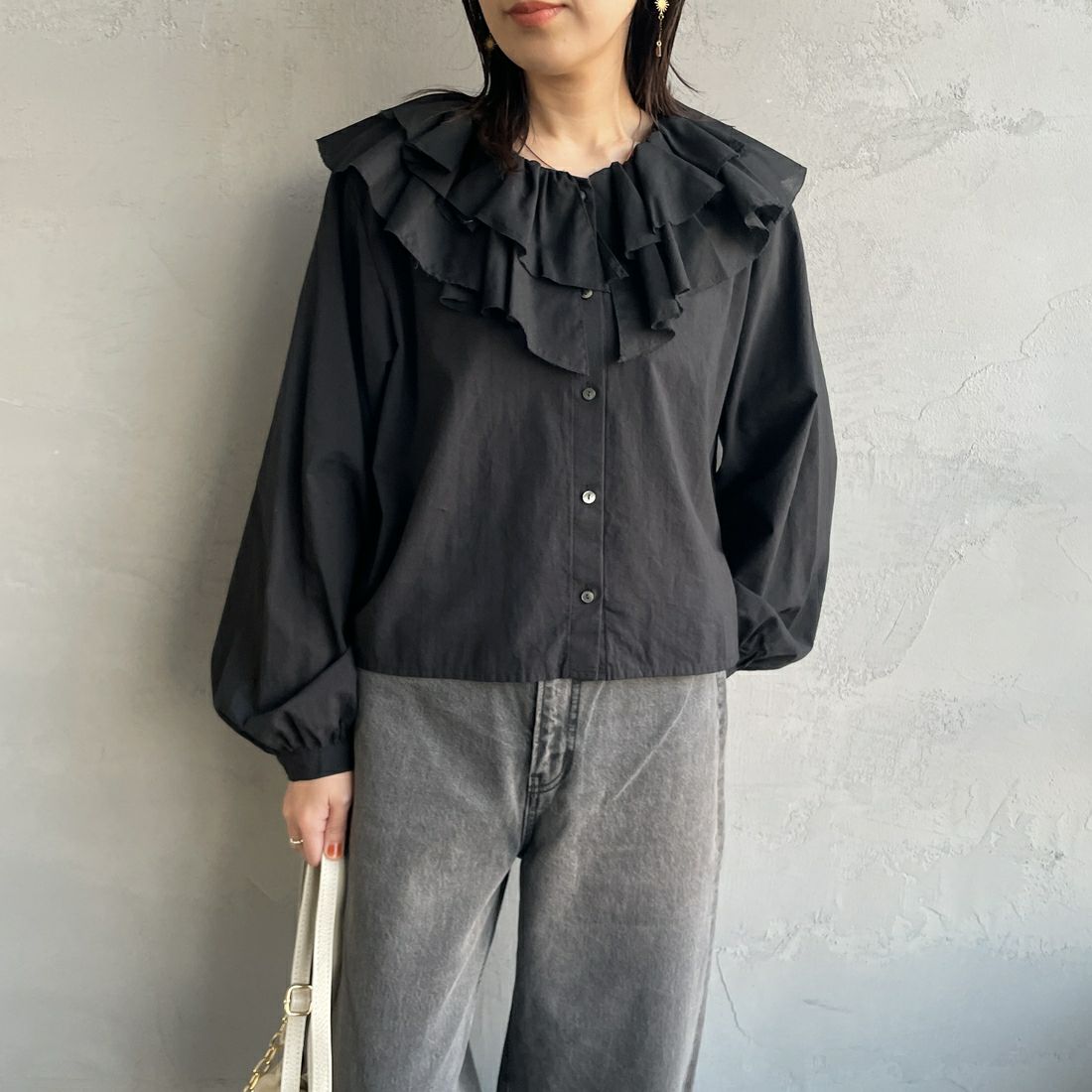 mizuiro ind [ミズイロインド] コットンローン ダブルフリルカラーシャツ [1-230106] 99 BLACK &&モデル身長：160cm 着用サイズ：F&&